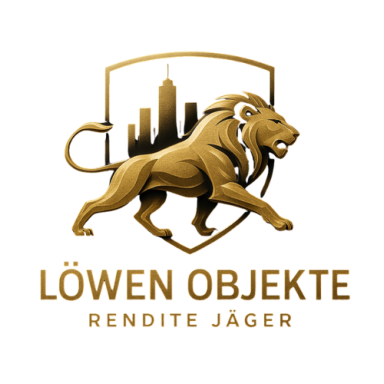 Goldener Löwe in Jagd­haltung vor Skyline-Schild, fetter Schriftzug „LÖWEN OBJEKTE – RENDITE JÄGER“, dunkler Hintergrund.